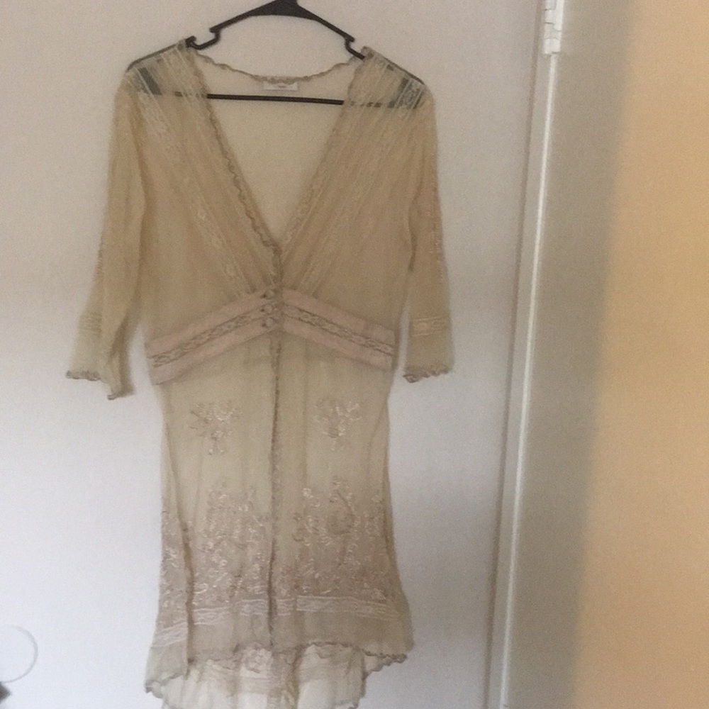 Sheer long over blouse with 3 buttons at middle